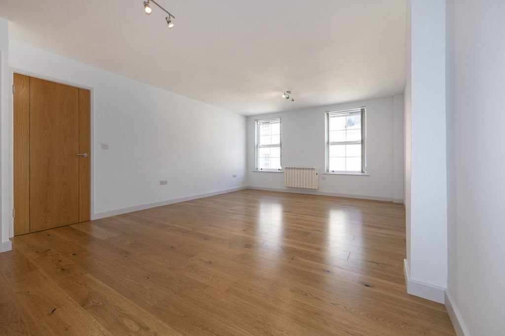 Property photo 3 of 11 Picture No. 02