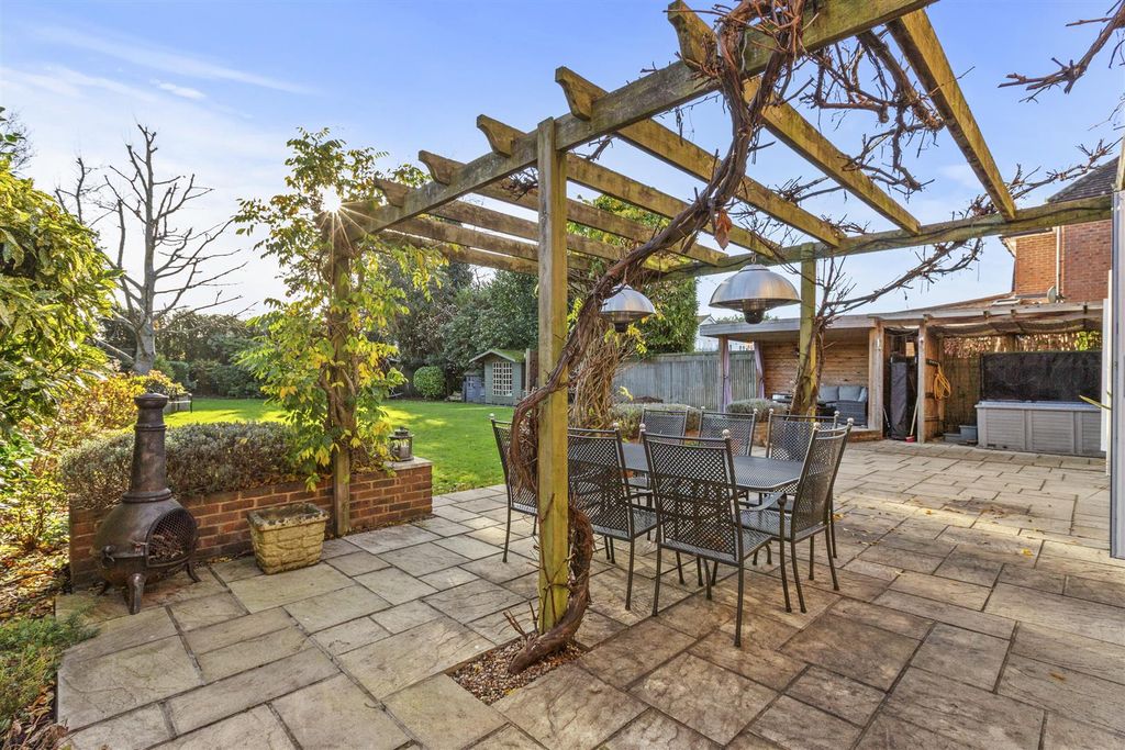 Property photo 3 of 23 25 Marlow Rd, Hp11 1Ta-3.Jpg