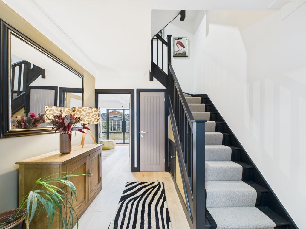 Property photo 2 of 20 Cam02386G0-Pr0160-Still010