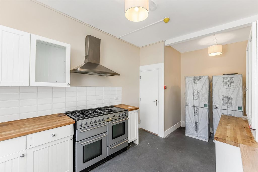 Property photo 3 of 11 425 High Road-11.Jpg