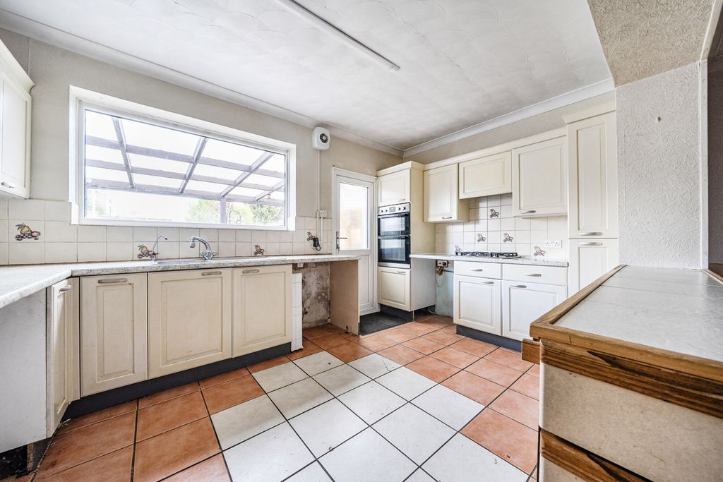 Property photo 3 of 10 Kitchen