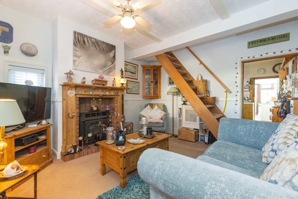 Property photo 2 of 17 Lounge