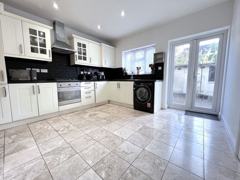 Property photo 1 of 18 Photo 4