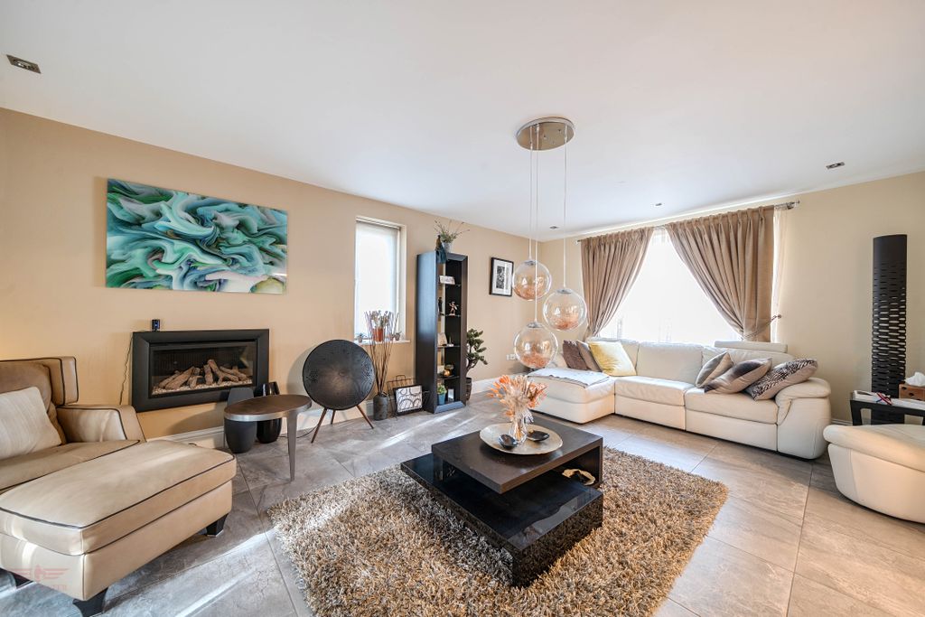 Property photo 3 of 20