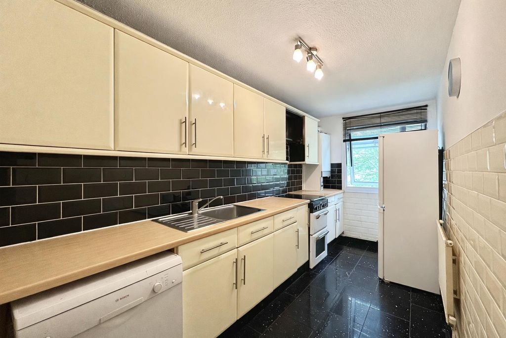 Property photo 2 of 11 4A37Bd94-Ad10-4Fdb-9A19-7F65A9B42A62.Png