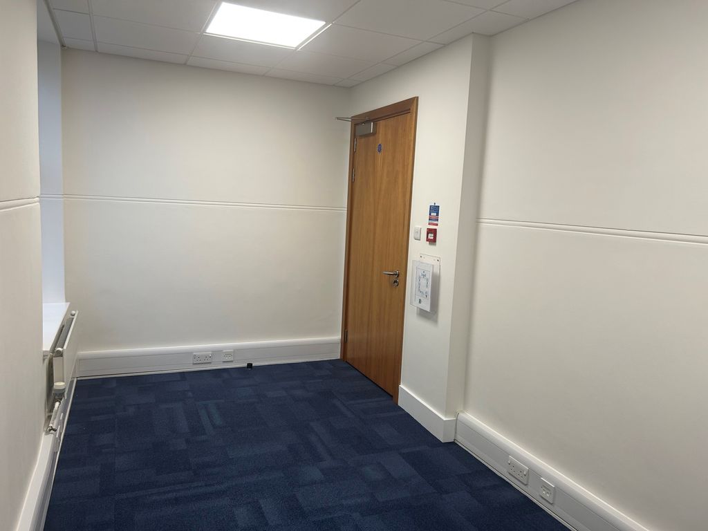 Property photo 2 of 11 10-36 To Let
