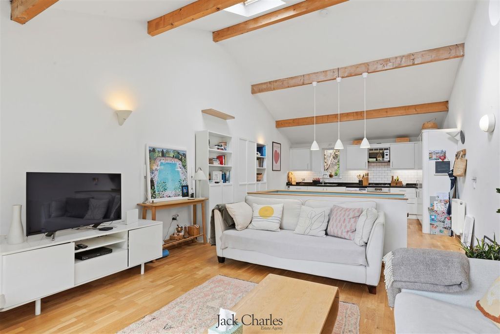 Property photo 2 of 28