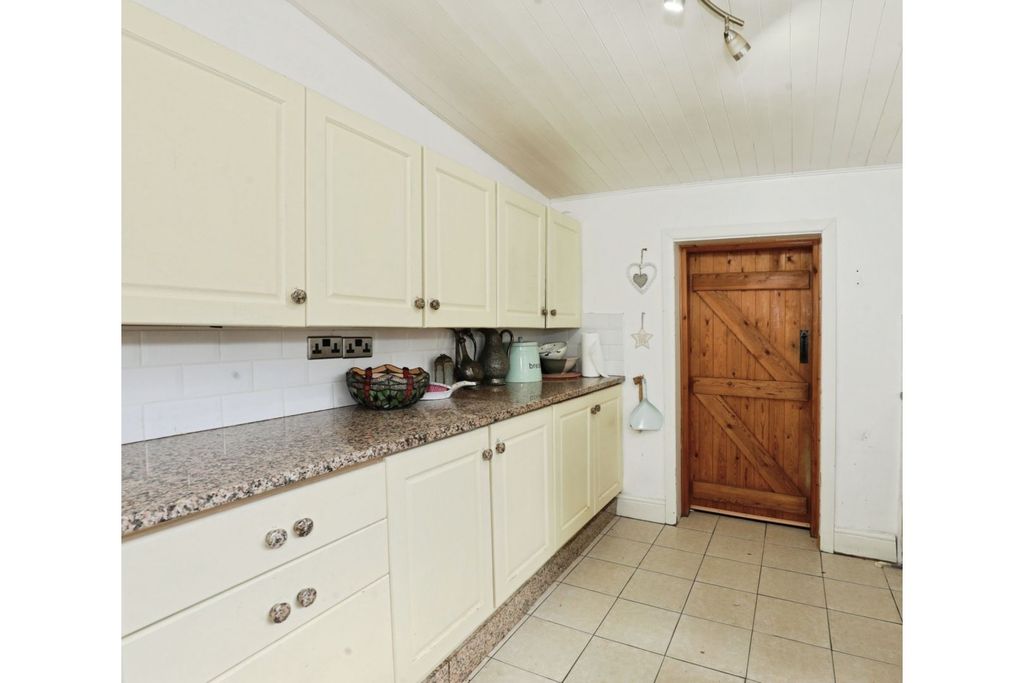 Property photo 3 of 32