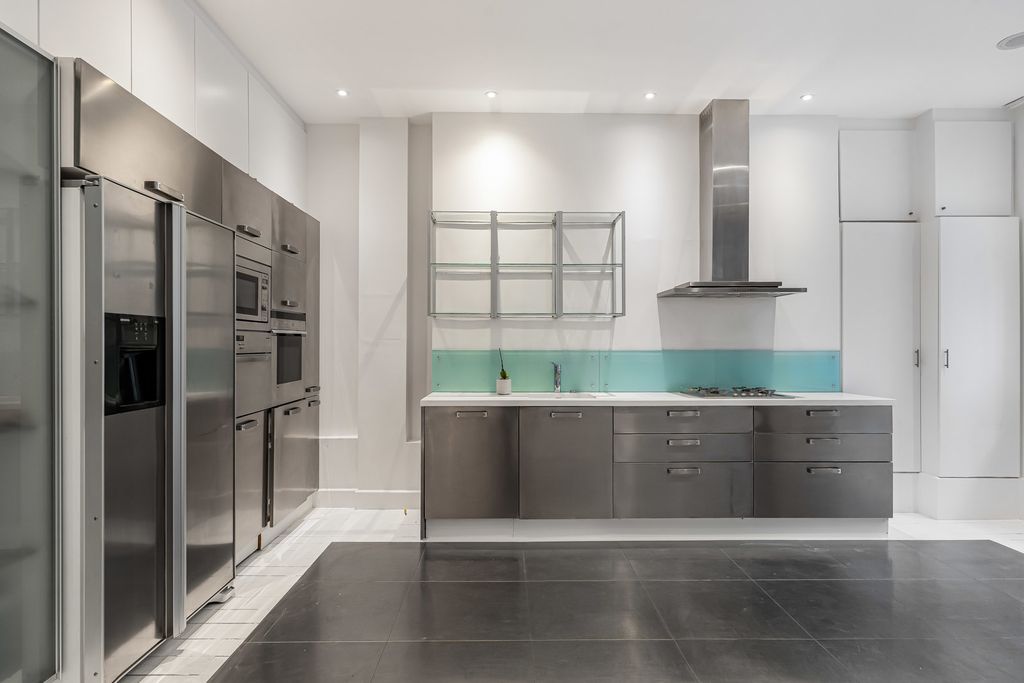 Property photo 3 of 21 Kitchen