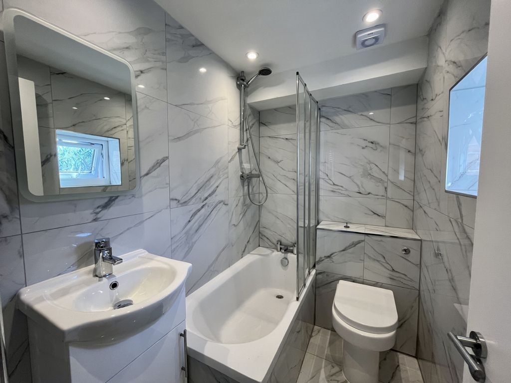 Property photo 2 of 8 Bathroom