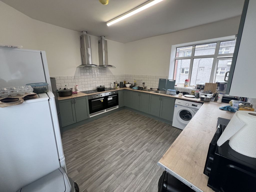 Property photo 2 of 15 Bright, Modern Shared Kitchen With Roomy L-Shaped ...