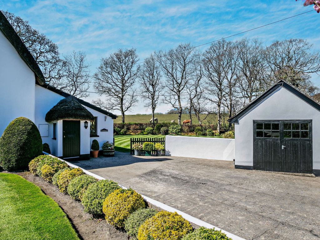 Property photo 2 of 23 Heathfields