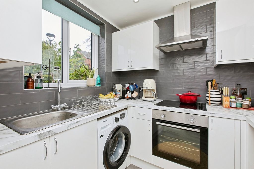 Property photo 2 of 7 Kitchen