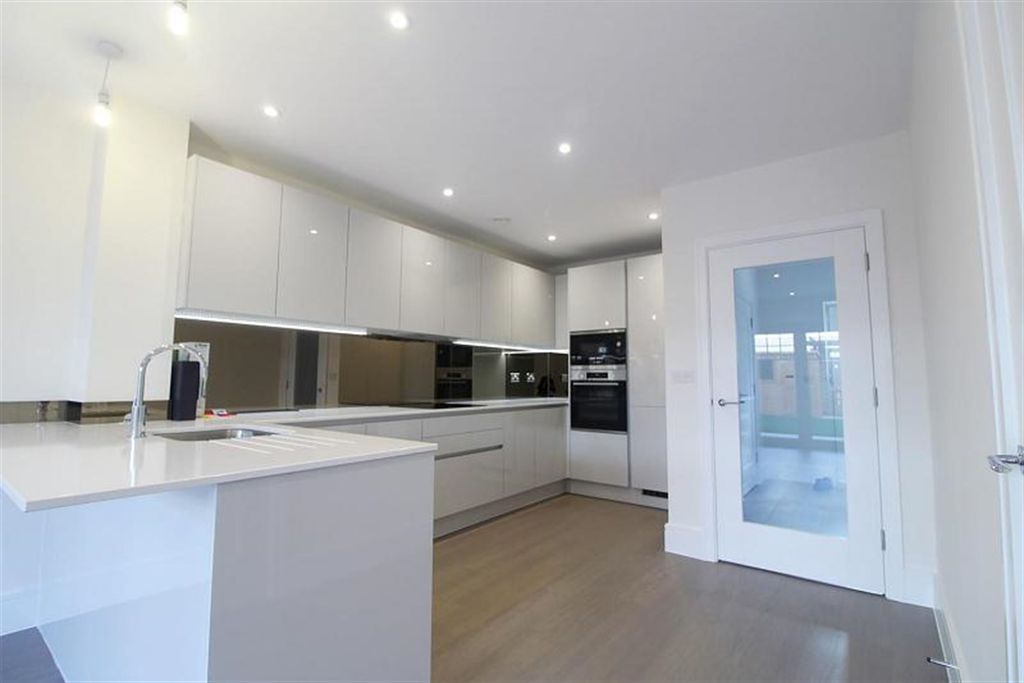 Property photo 2 of 10 Kitchen