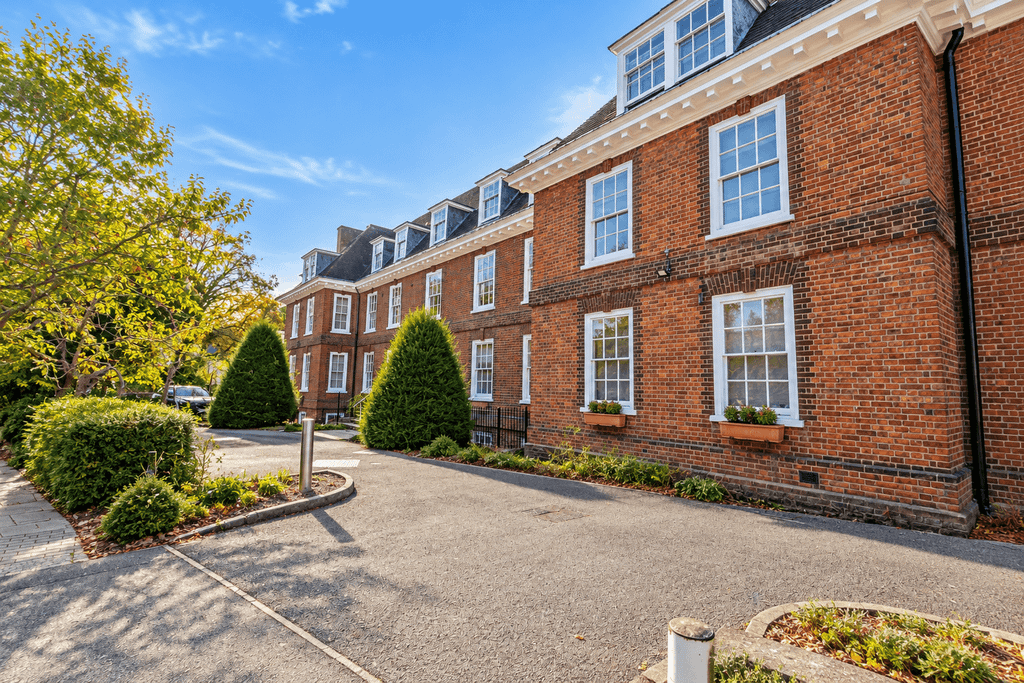 Property photo 1 of 13 West Heath Avenue, Golders Green, London Nw11
