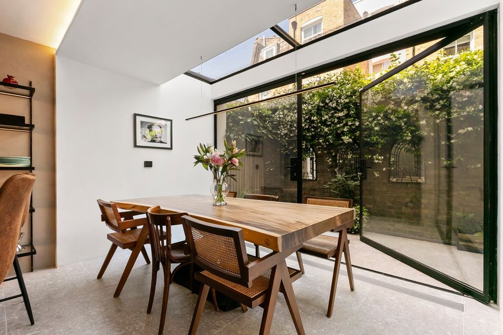 Property photo 3 of 17 Dining Area