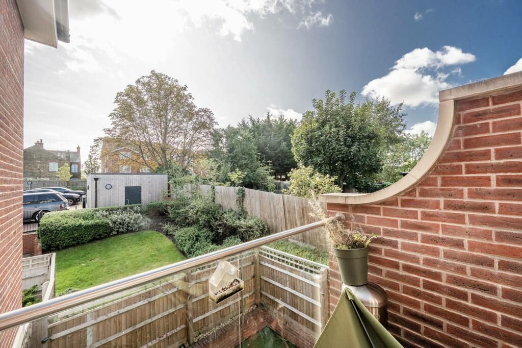 Property photo 3 of 11 Balcony