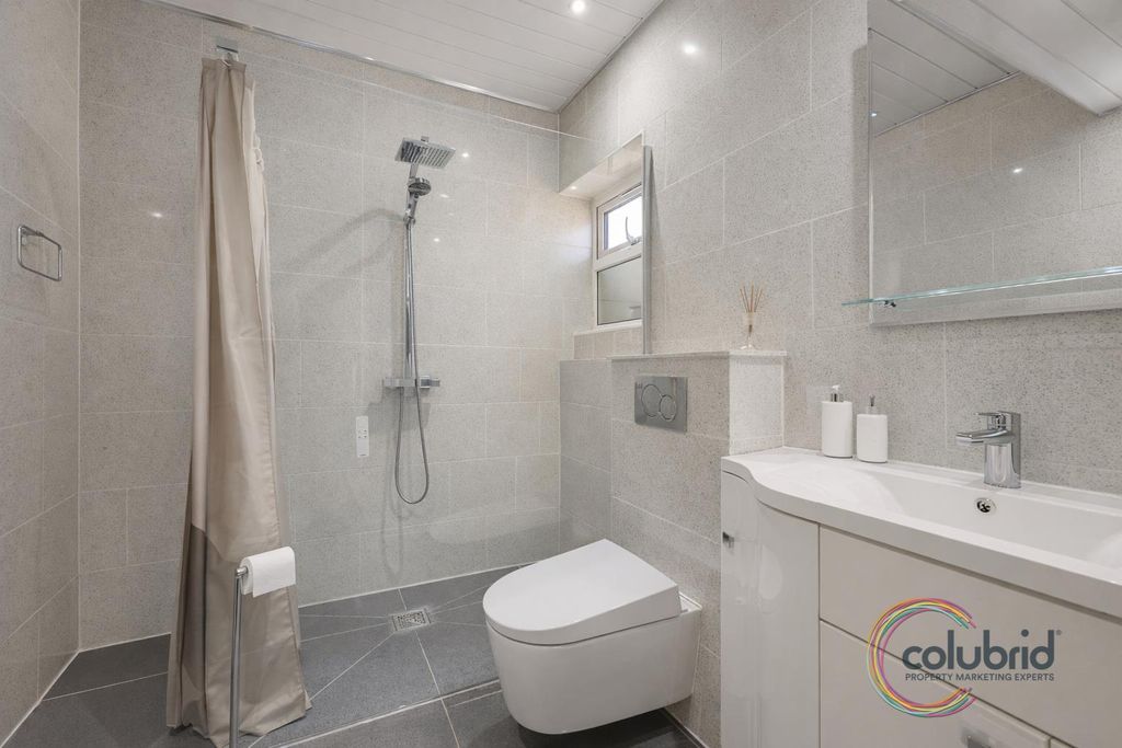 Additional image 11 of 5 bed semi-detached house for saleBlackshots Lane, Grays RM16