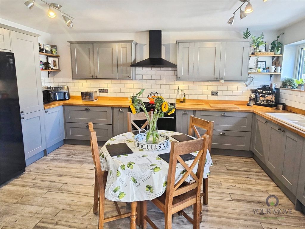 Property photo 2 of 23 Dining Kitchen