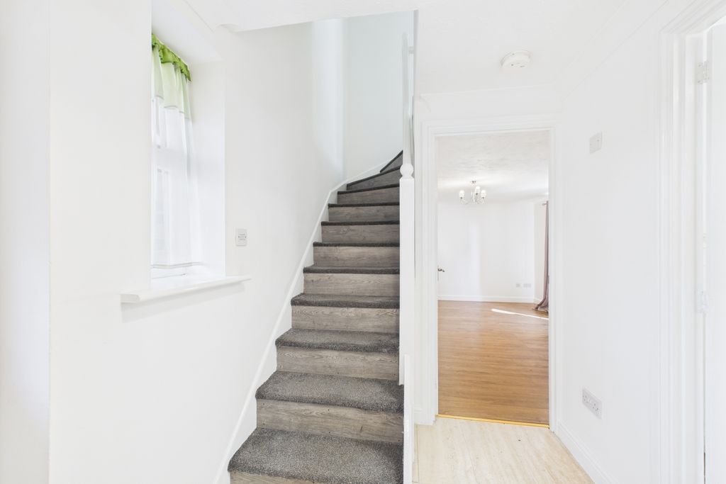 Property photo 3 of 18 Ewemove Spalding - Patriot Close - Hallway