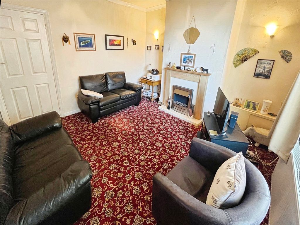 Property photo 3 of 16 Lounge