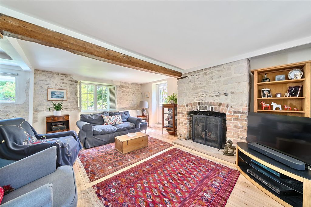 Property photo 2 of 18 Sitting Room