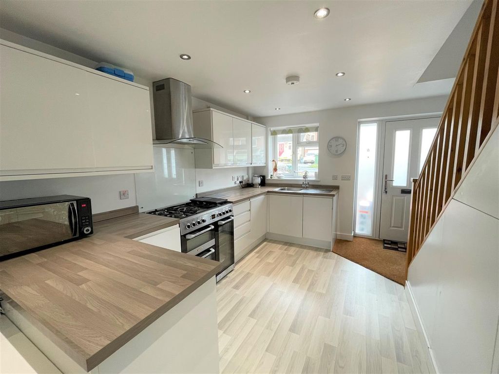 Property photo 3 of 12 Kitchen N.Jpg