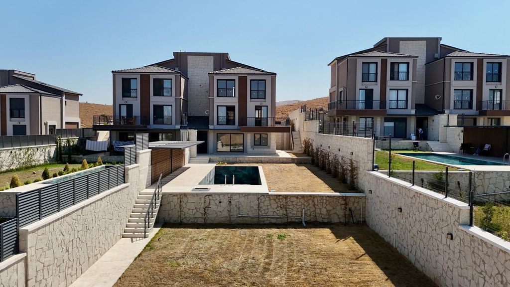 Property photo 1 of 28