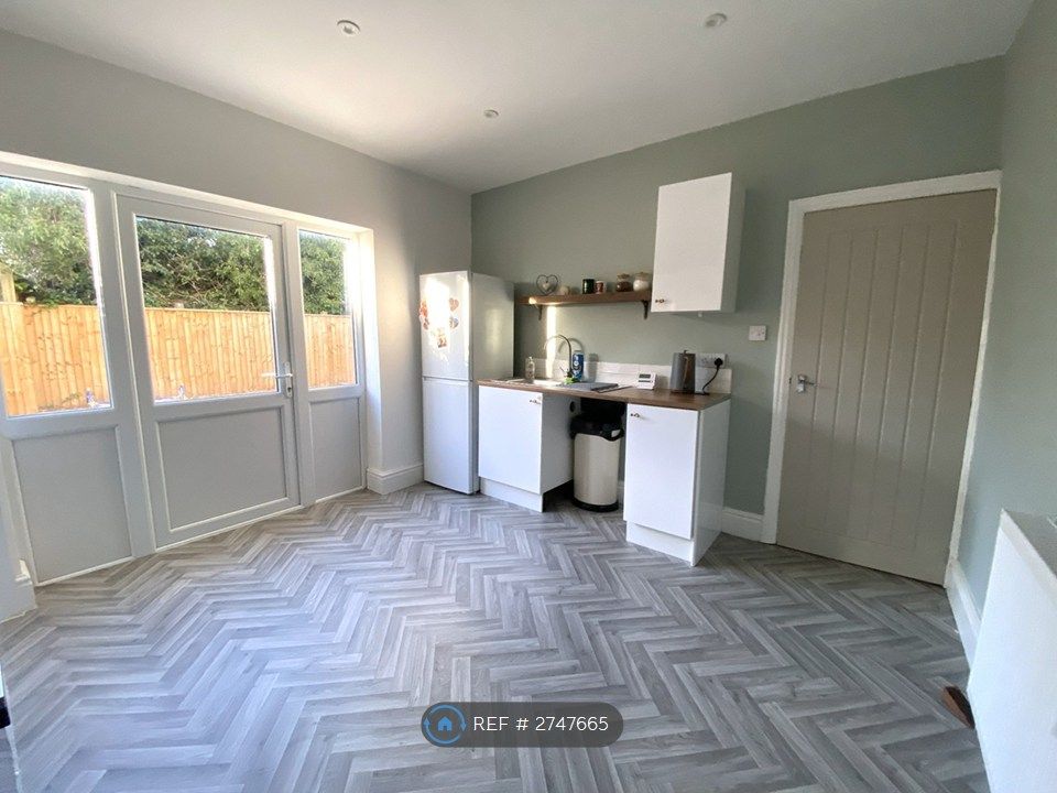 Property photo 3 of 12 Kitchen