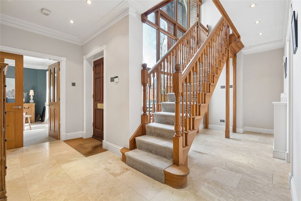 Property photo 3 of 32 Entrance Hall