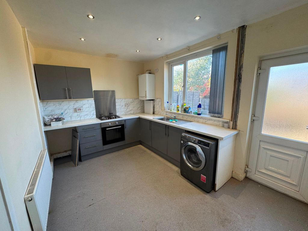 Property photo 3 of 8 Kitchen