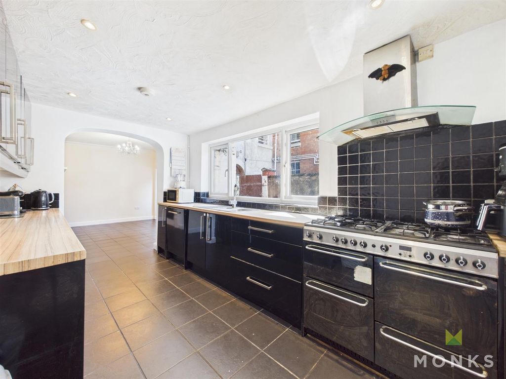 Property photo 3 of 16 Cam01348G0-Pr0718-Still012.Jpg