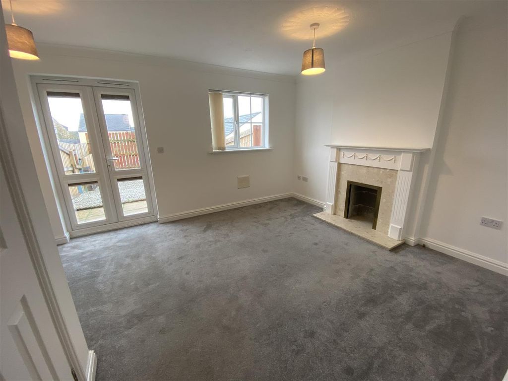 Property photo 3 of 16 Lounge