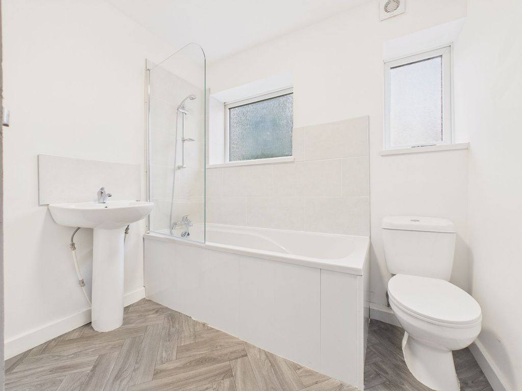 Property photo 3 of 12 Bathroom