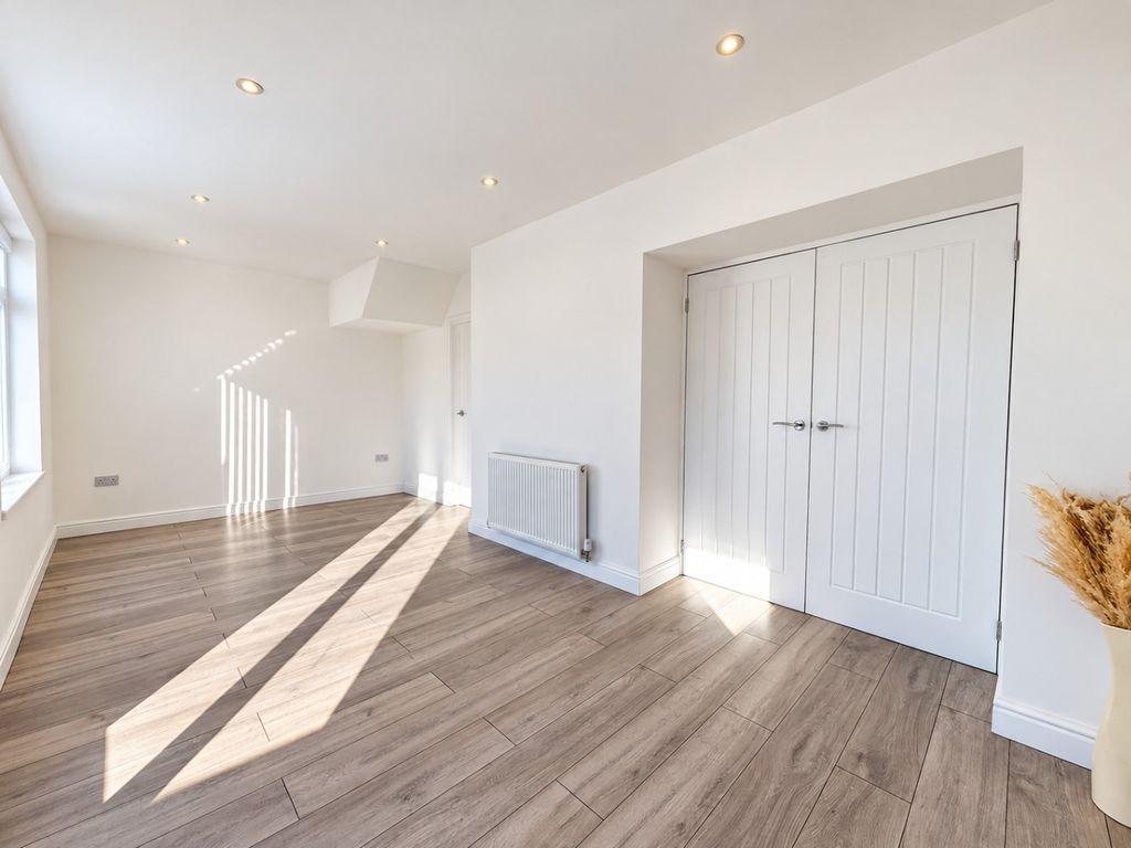 Property photo 2 of 19 5560582