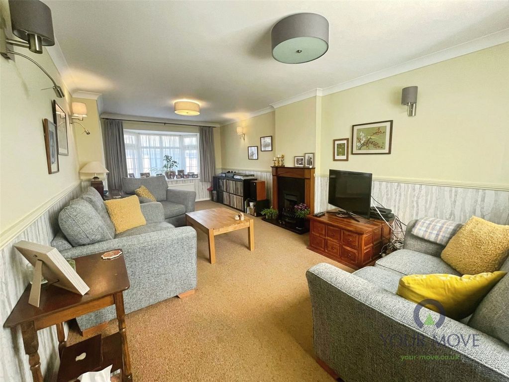 Property photo 3 of 21 Through Lounge