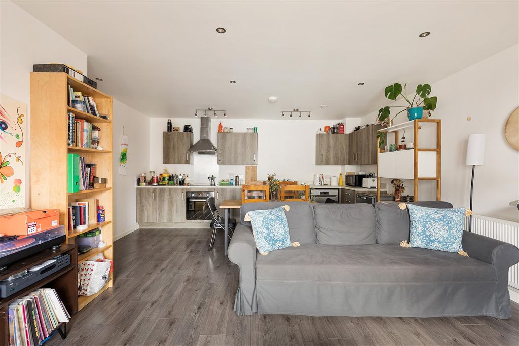 Property photo 3 of 17 Thornbury Way, E17