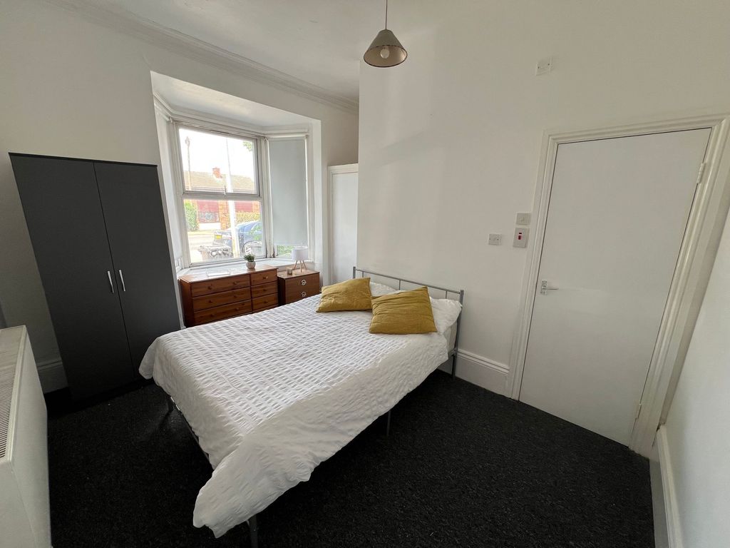 Property photo 1 of 4 A Bright Double Bedroom Featuring A Comfortable Do...