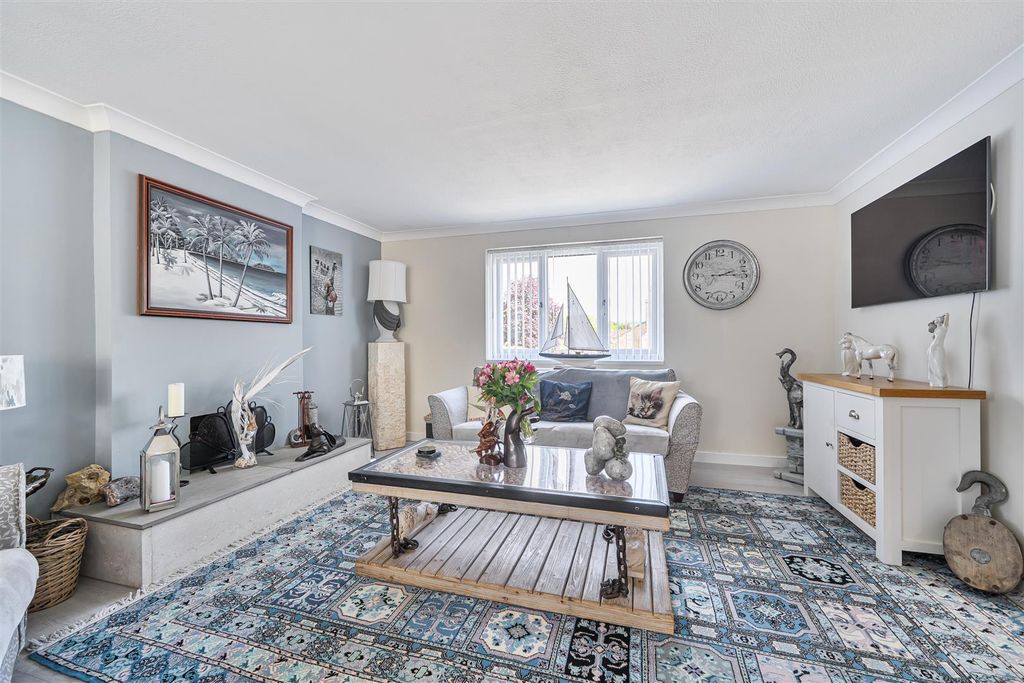Property photo 2 of 18 Sitting Room