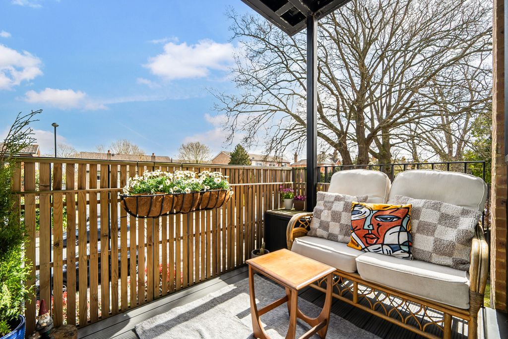 Property photo 2 of 16 Balcony