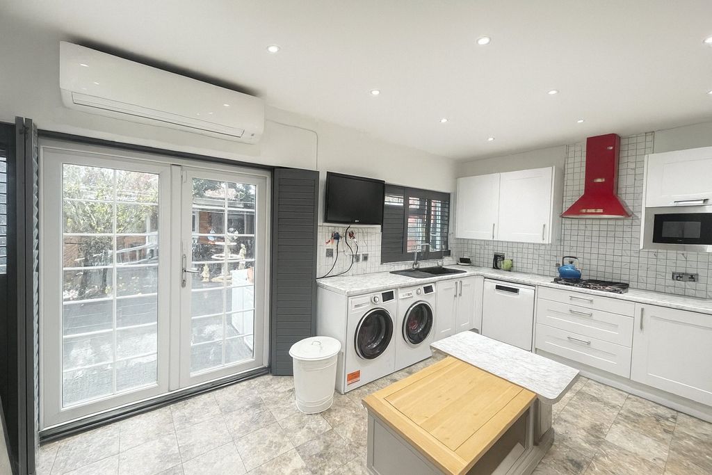 Property photo 3 of 10 Kitchen/Dining Area