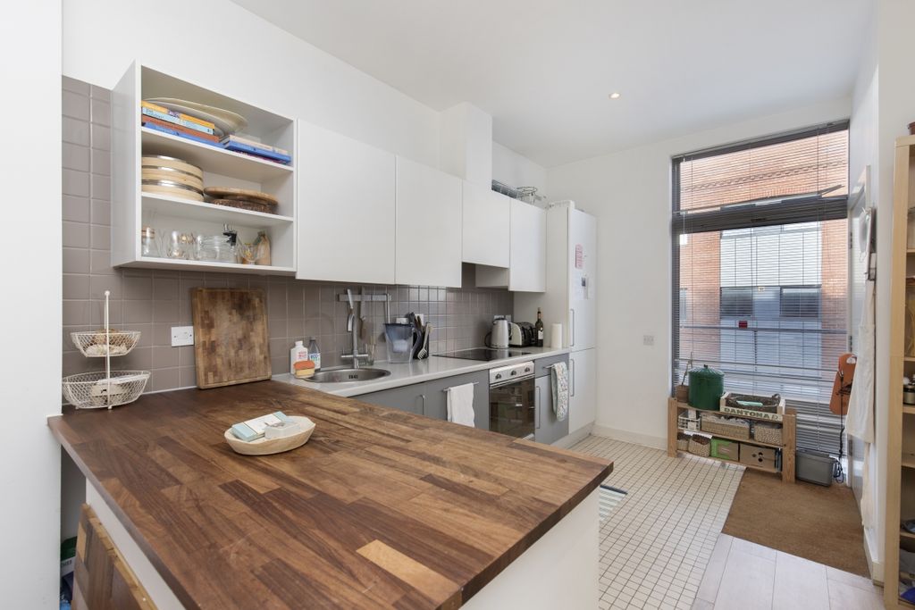 Property photo 2 of 13 Red Square, 3 Pia...