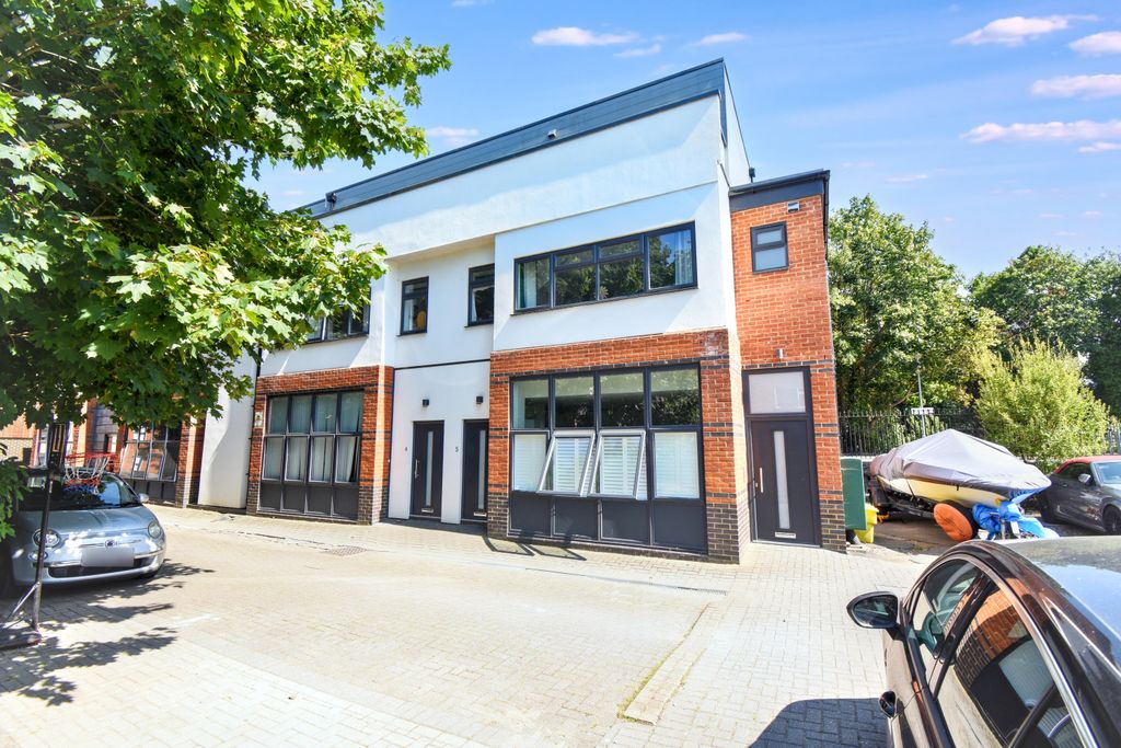 Property photo 1 of 13 Flat 6, Unit 2, Station Court, Bourne End Sl8 5Yq