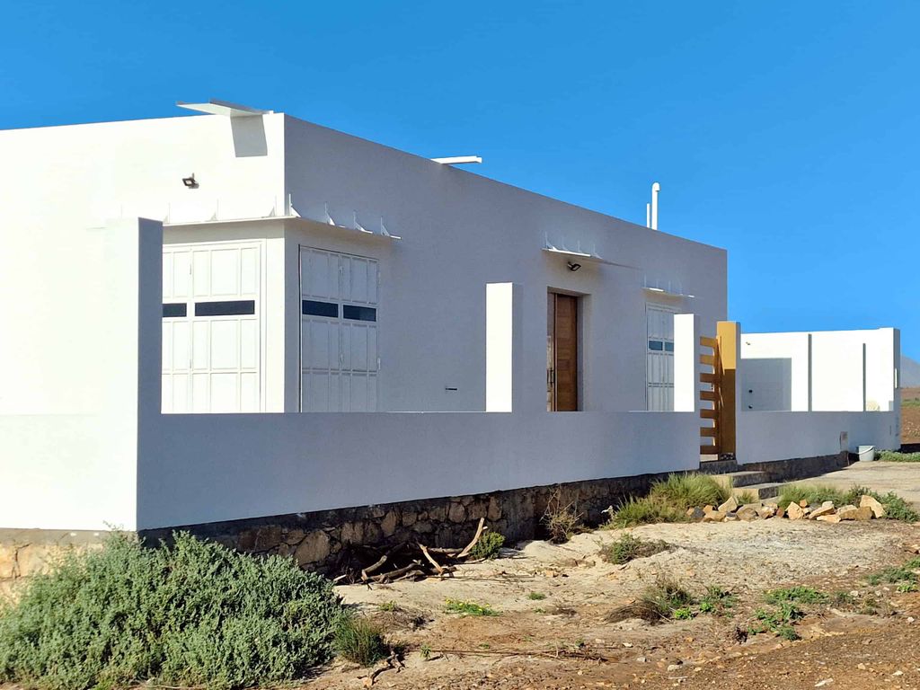 Property photo 2 of 16 Exterior View