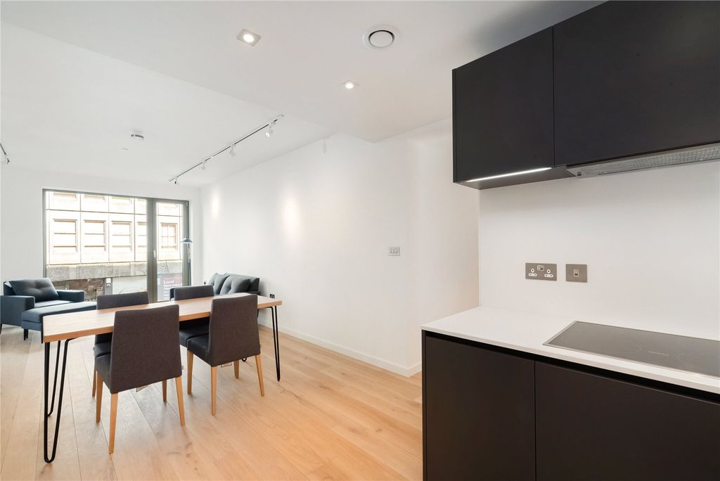 Property photo 3 of 8 Kitchen/Reception