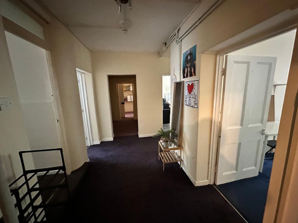 Property photo 3 of 17 A Well-Maintained And Spacious Hallway That Connec...