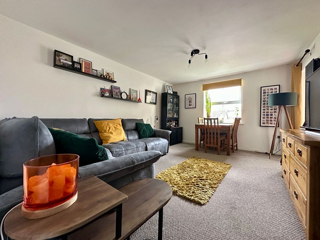 Property photo 3 of 14 Lounge