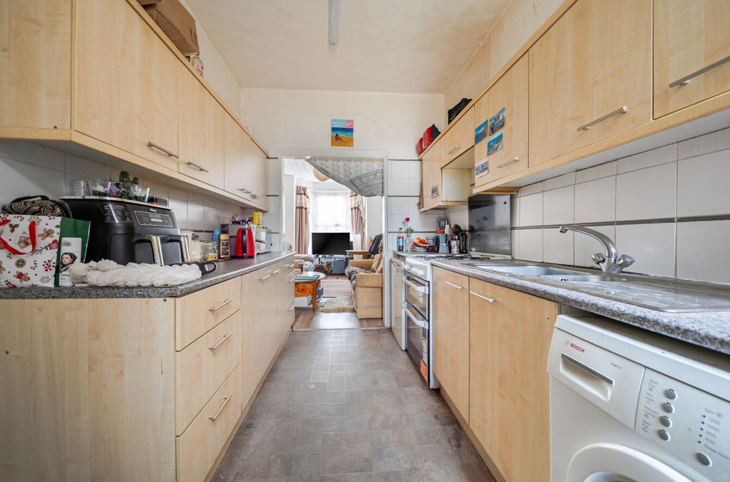 Property photo 3 of 12 1416268-26-699411...