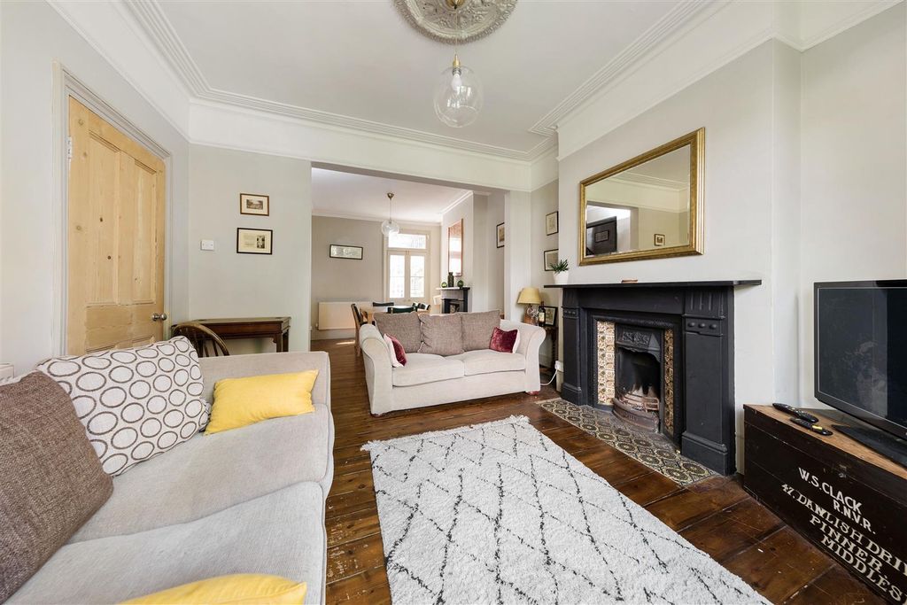 Property photo 2 of 30 Pretoria Avenue, E17