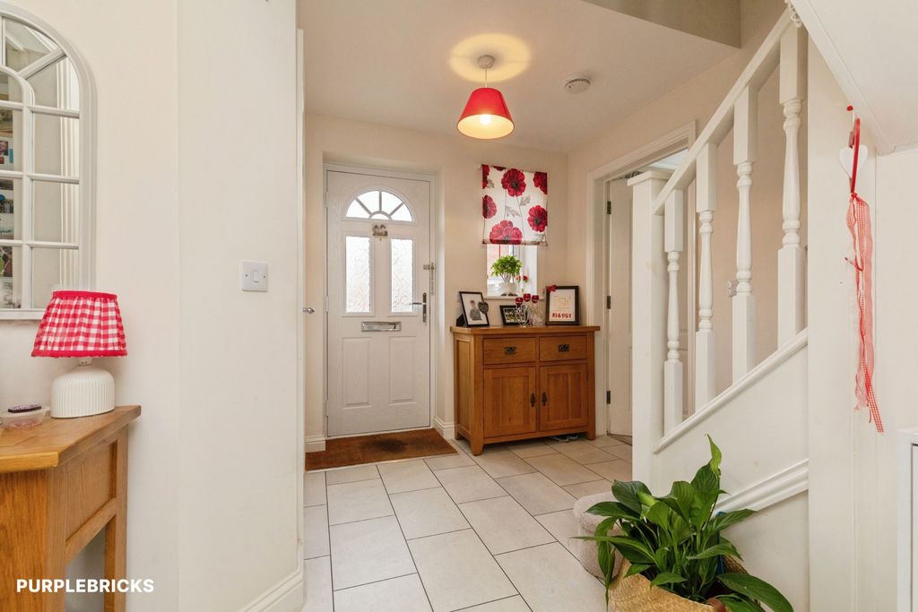 Property photo 2 of 21 Entrance Hallway